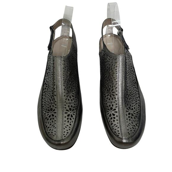 Easy Spirit 9.5 Silver Leather Closed Toe Cut out Flats Velcro Sling back Shoes - Picture 3 of 10